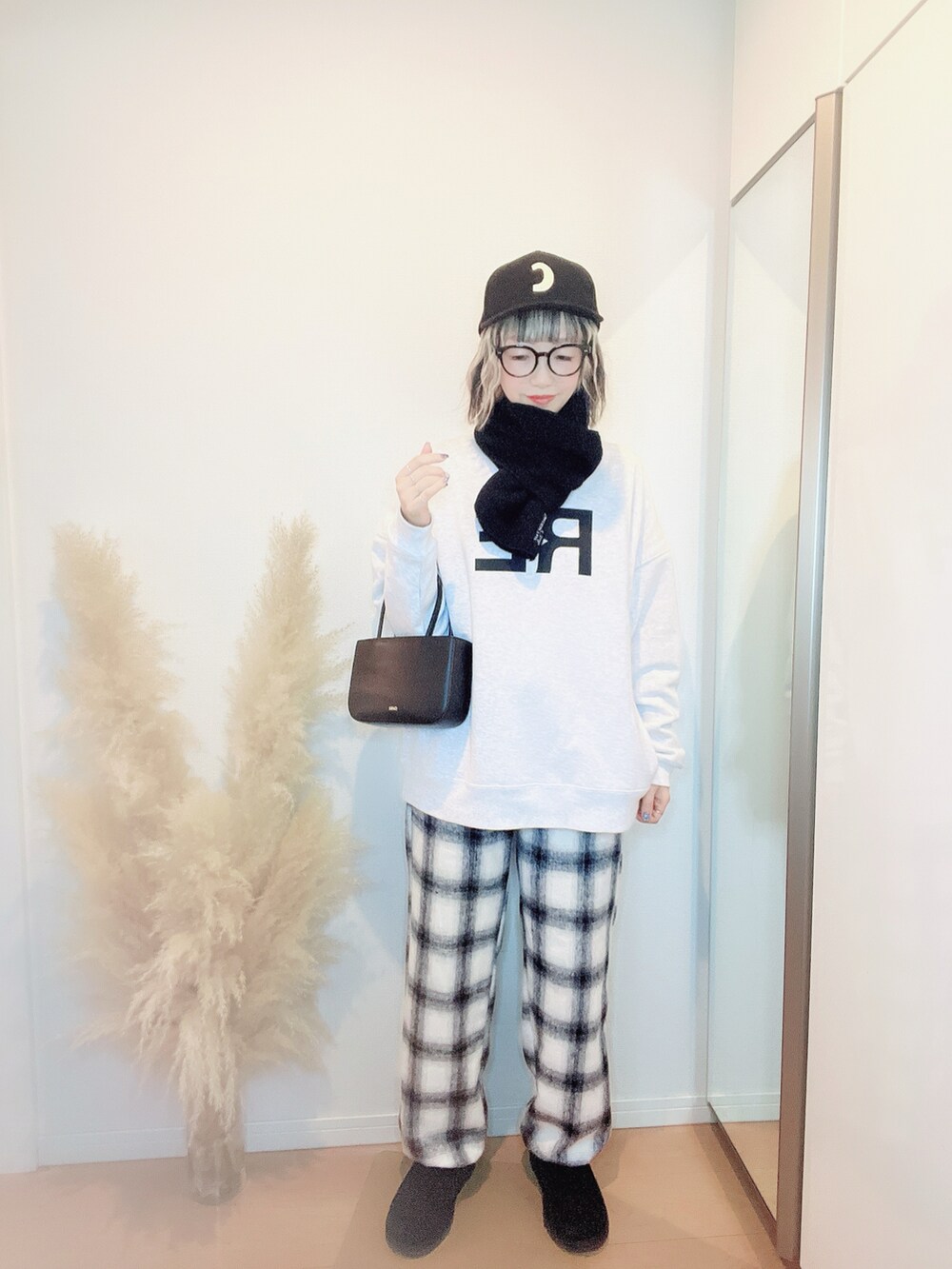 「ootd、outfit、カジュアル、カジュアルコーデ、オトナカジュアル、おしゃれさんと繋がりたい、モノトーンコーデ、ラクチンコーデ、パンツスタイル、ママコーデ、キャップ、メガネ女子」｜「Ch!iii BAGのアイテム（キャップ、ブラック系）」を使った、E♡RIさん（レディース・160cm）の冬コーディネートの2枚目の写真