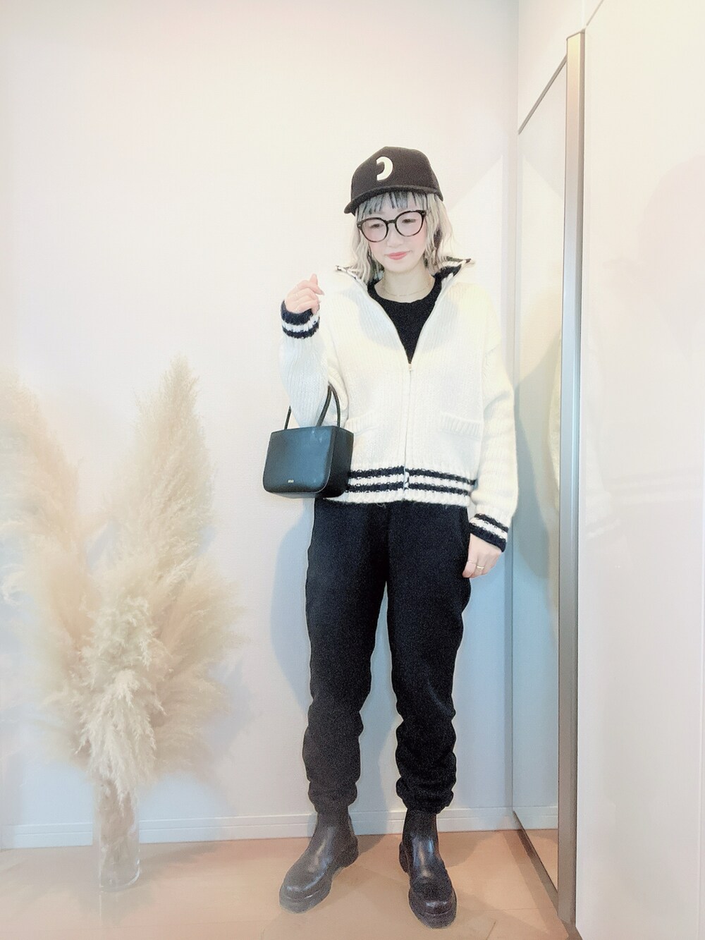 「冬、カジュアル、オトナカワイイ、スウェット、ニット、キャップ、ootd、大人女子、outfit、モノトーン、ママコーデ、めがね、40代ファッション」｜「CANAL JEANのsmileyranna バックロゴニットジップカーディガン（カーディガン/ボレロ、ホワイト系）」を使った、E♡RIさん（レディース・160cm）の冬コーディネートの3枚目の写真