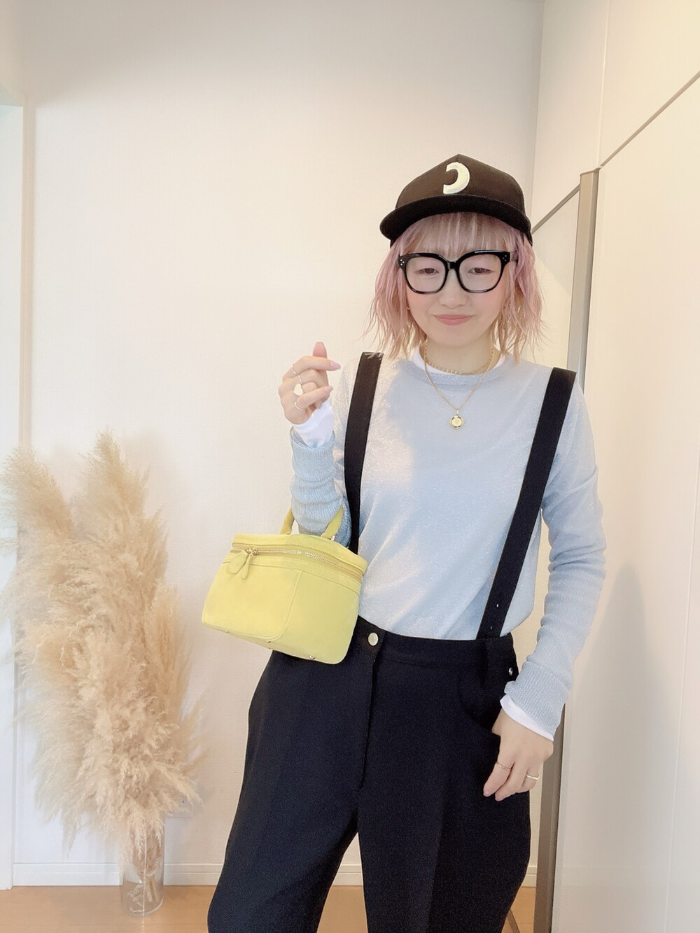 「春コーデ、ブレザー、ジャケット、オトナカジュアル、カジュアル、サロペット、キャップ、きれいめカジュアル、めがね、ママコーデ、40代ファッション、おしゃれさんと繋がりたい、今日のコーデ、outfit、ootd」｜「Ch!iii BAGのアイテム（キャップ、ブラック系）」を使った、E♡RIさん（レディース・160cm）の春コーディネートの2枚目の写真