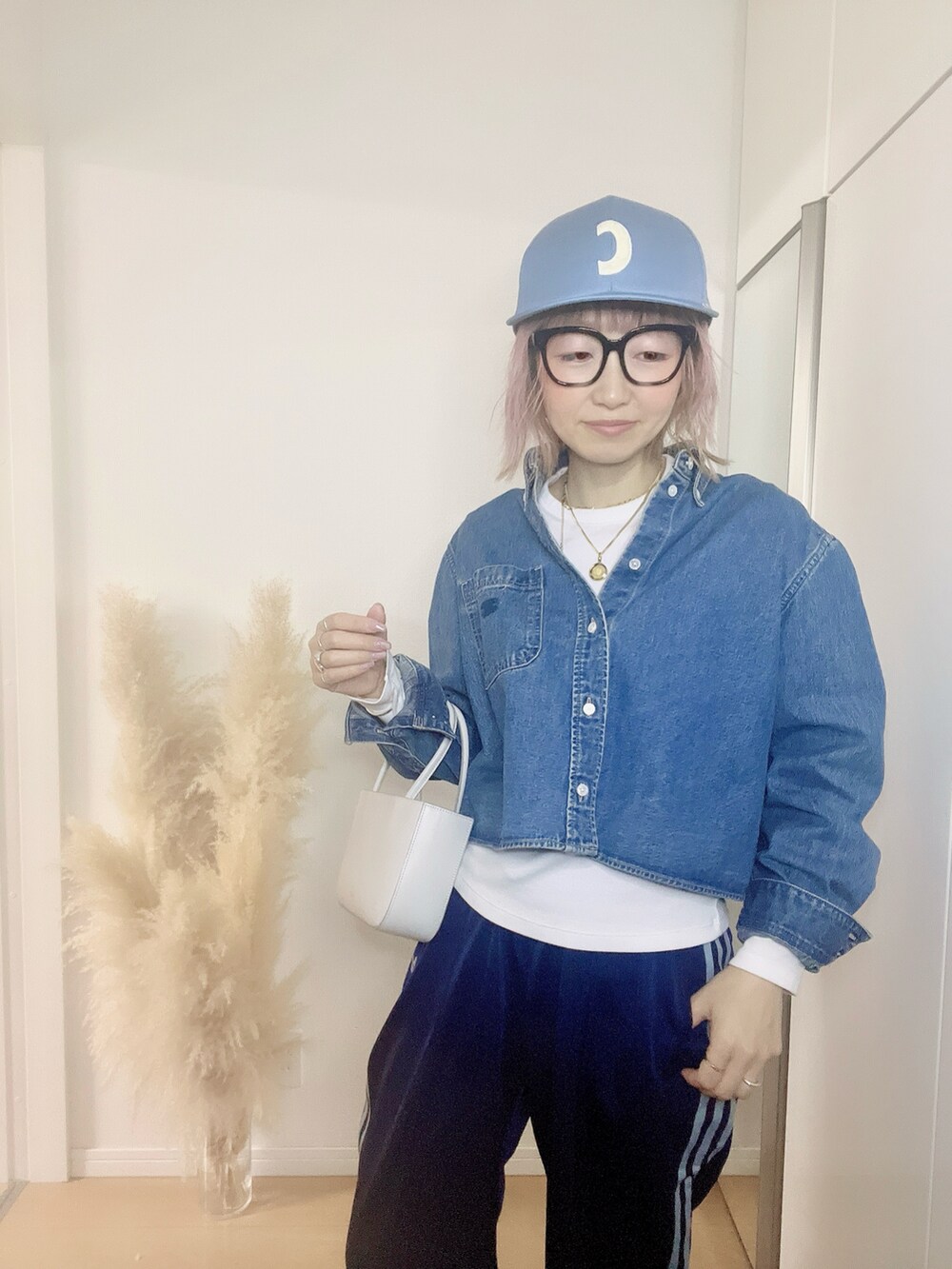 「春のNewスタイル、春、オトナカジュアル、楽チンコーデ、大人女子、休日スタイル、今日のコーデ、ママコーデ、カジュアル、ootd、outfit、キャップ、めがね、シャツスタイル、スニーカー」｜「Ch!iii BAGのアイテム（キャップ、ブルー系）」を使った、E♡RIさん（レディース・160cm）の春コーディネートの2枚目の写真