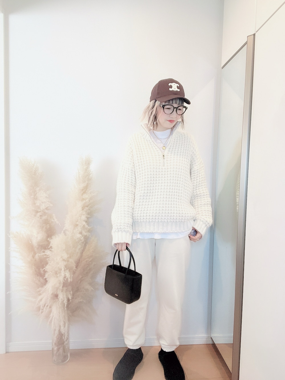 「大人カジュアル、シンプルコーデ、カジュアル、ワントーンコーデ、ホワイト、ootd、outfit、ママコーデ、40代ファッション、冬コーデ」｜「CELINEのアイテム（キャップ、ブラウン系）」を使った、E♡RIさん（レディース・160cm）の冬コーディネートの2枚目の写真