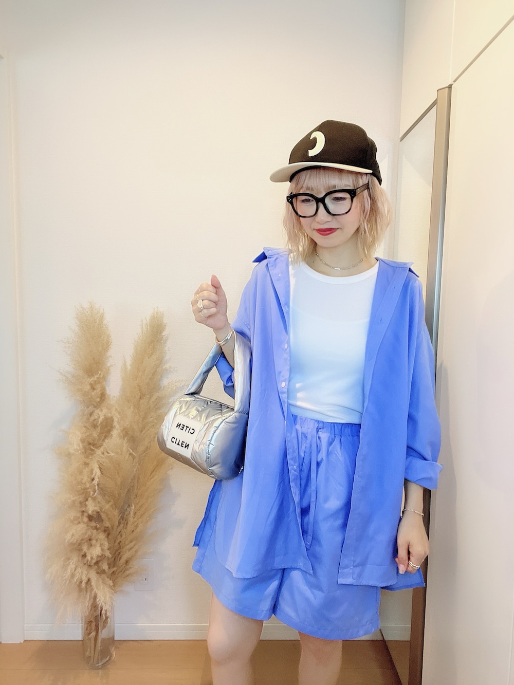 「韓国ファッション、夏コーデ、大人可愛い、ハーフパンツ、カジュアル、オトナカジュアル、オトナ女子、ママコーデ、キャップ、スニーカー、セットアップ、シャツスタイル、ootd、outfit、今日のコーデ」｜「Ch!iii BAGのアイテム（キャップ、ブルー系）」を使った、E♡RIさん（レディース・160cm）の夏コーディネートの2枚目の写真