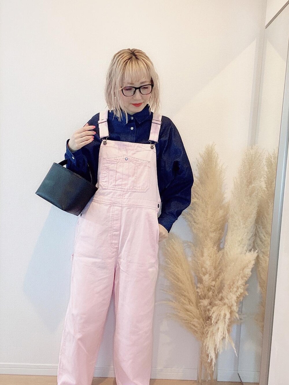 「春色、春、春夏コーデ、カラーコーデ、オトナ女子、カジュアル、デニムコーデ、パステル映える春、ママコーデ、オーバーオール、サロペット、デニム、ootd、オトナカジュアル」｜「niko and...の[niko and ...JEANS 2022SS]ドロップビッグデニムシャツ（シャツ/ブラウス、ブルー系）」を使った、E♡RIさん（レディース・160cm）の春コーディネートの2枚目の写真