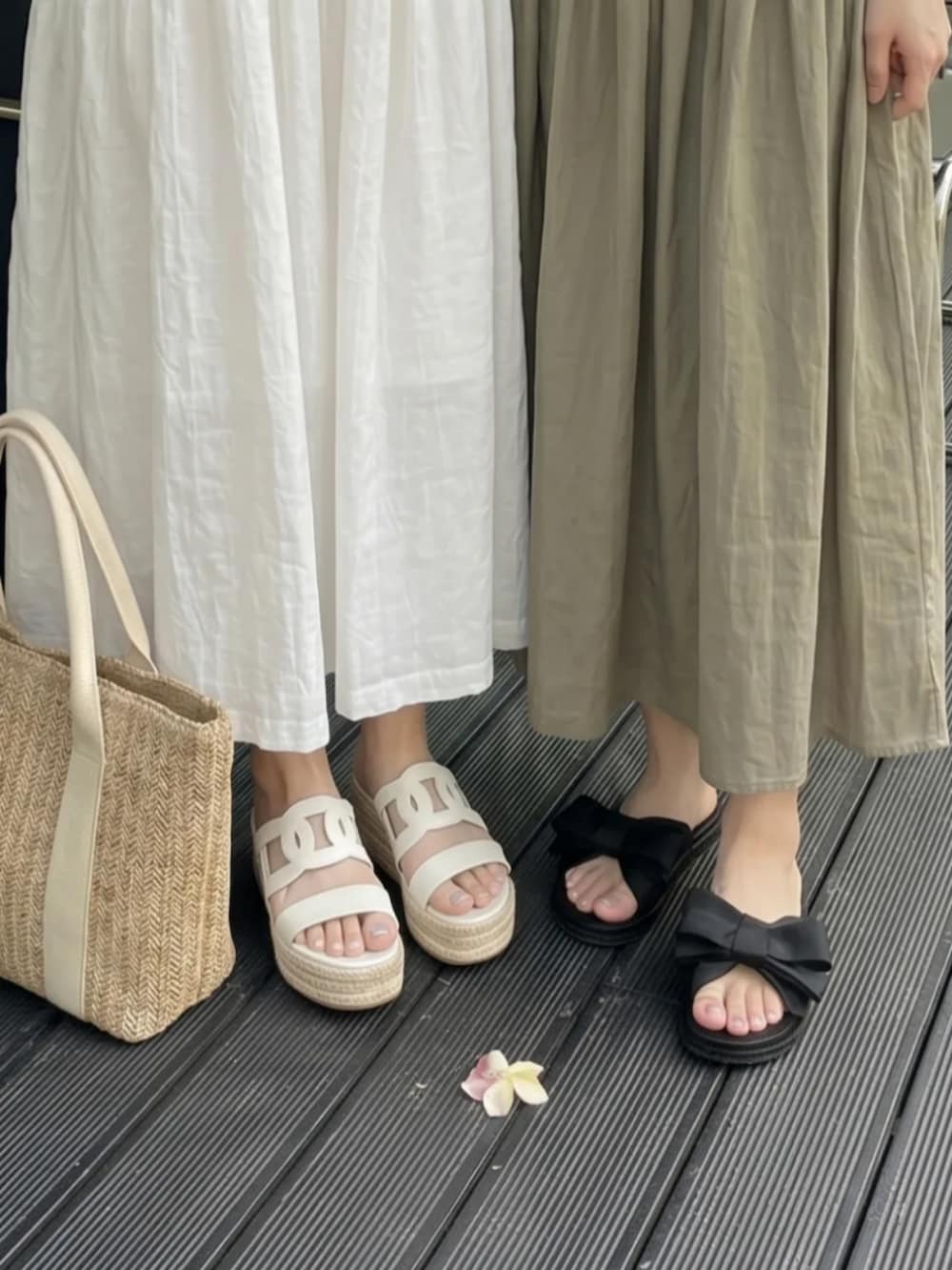 ホワイト系のワンピース/ドレスを着用したレディースの夏コーディネートの2枚目の写真