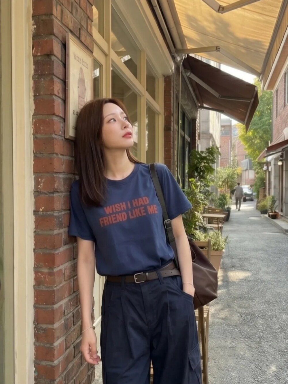 ブルー系のTシャツ/カットソーを着用したレディースの夏コーディネートの2枚目の写真