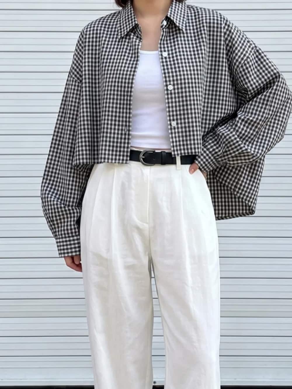 グレー系のジャケット/アウター、ホワイト系のパンツを着用したレディースの夏コーディネートの2枚目の写真