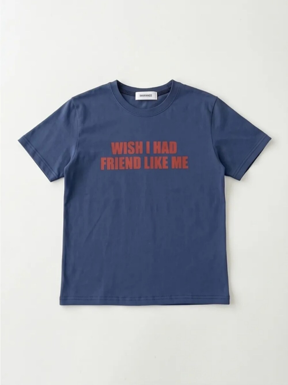 ブルー系のTシャツ/カットソーを着用したレディースの夏コーディネートの5枚目の写真