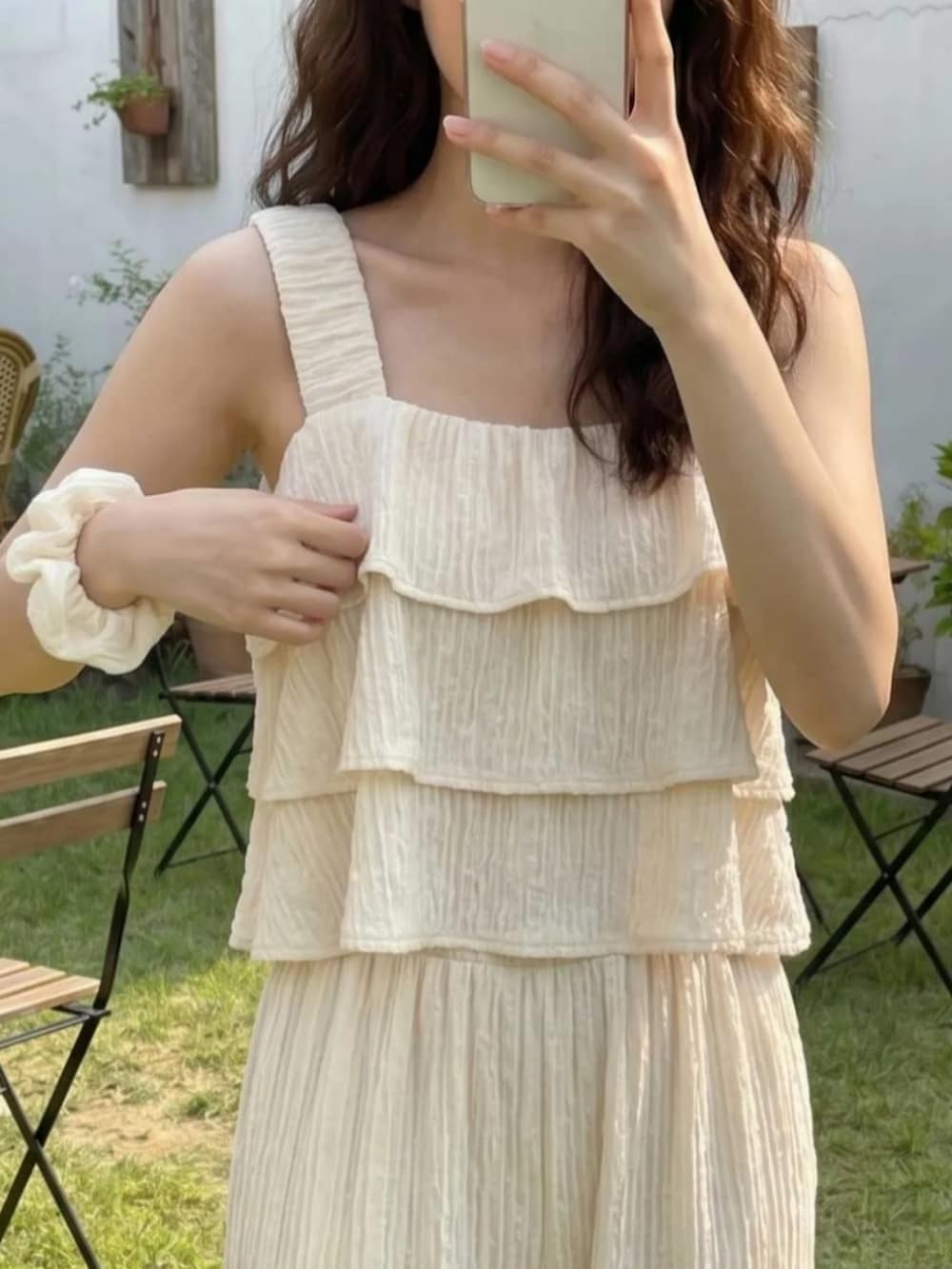 ホワイト系のトップスを着用したレディースの夏コーディネートの2枚目の写真