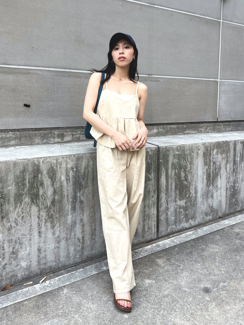 ベージュ系のキャミソールを着用したレディースの夏コーディネートの2枚目の写真