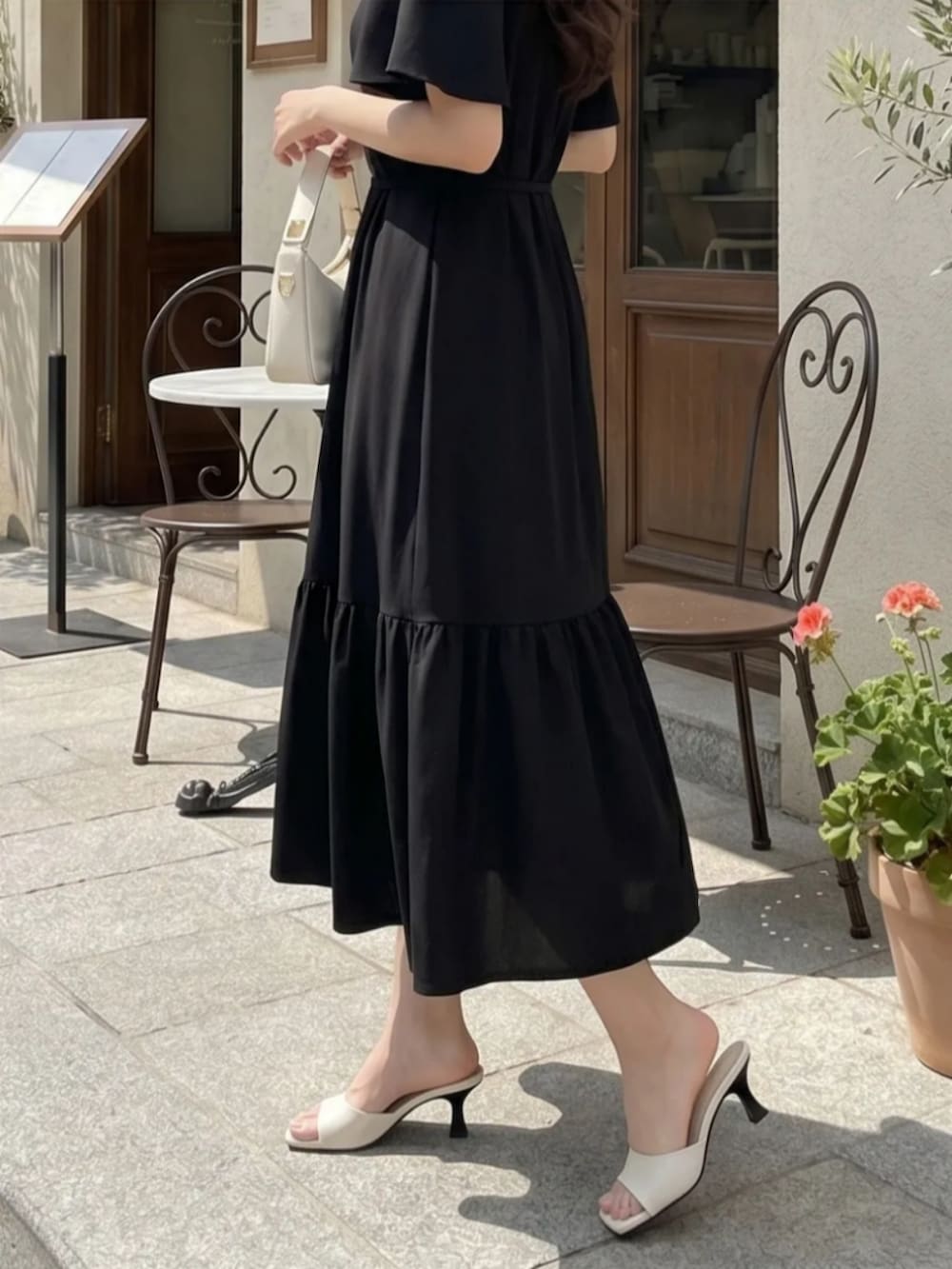 ブラック系のワンピース/ドレスを着用したレディースの夏コーディネートの2枚目の写真