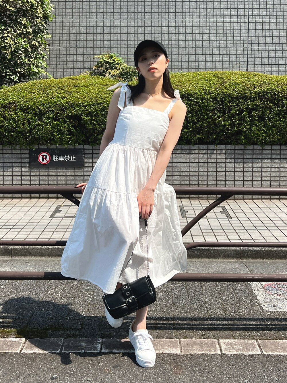 ホワイト系のワンピースを着用したレディースの夏コーディネートの2枚目の写真