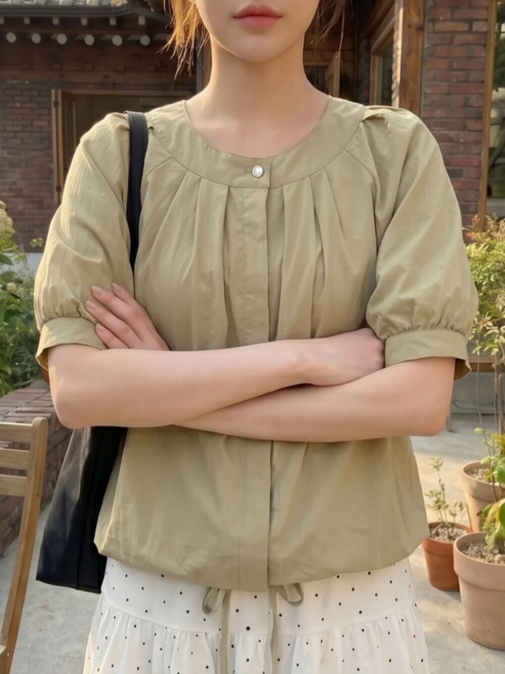 グリーン系のトップス、ホワイト系のワンピース/ドレスを着用したレディースの夏コーディネートの2枚目の写真