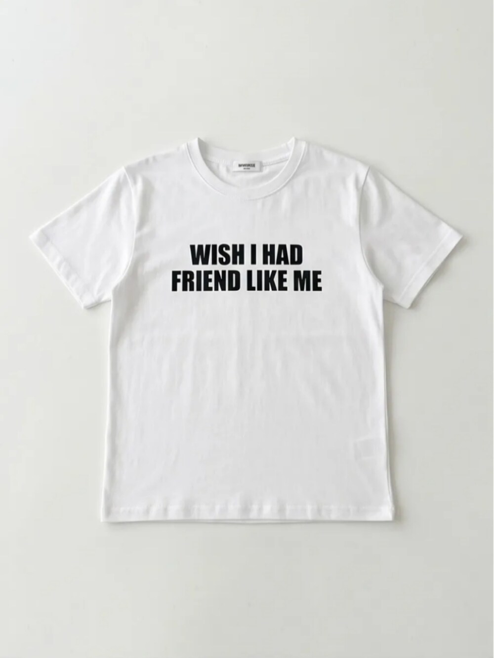 ブルー系のTシャツ/カットソーを着用したレディースの夏コーディネートの3枚目の写真