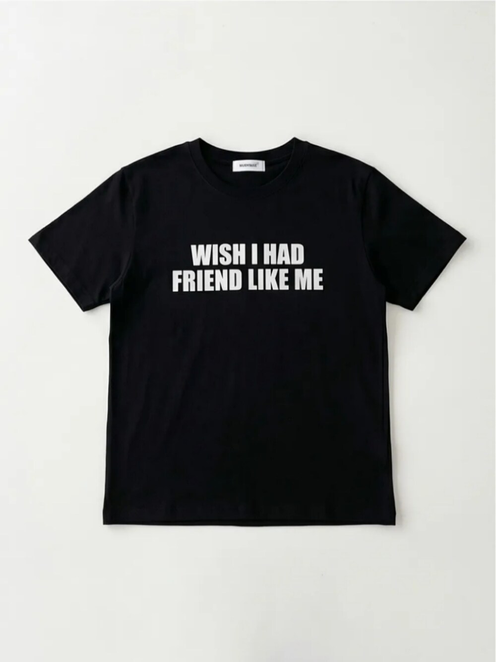 ブルー系のTシャツ/カットソーを着用したレディースの夏コーディネートの4枚目の写真