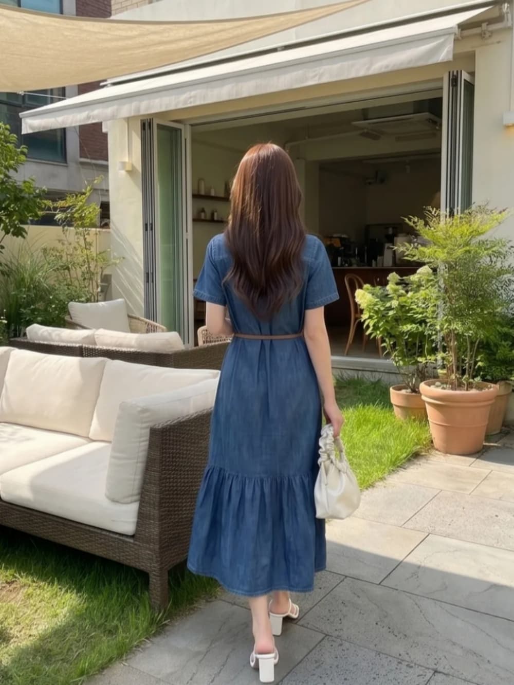 ブルー系のワンピース/ドレスを着用したレディースの夏コーディネートの3枚目の写真