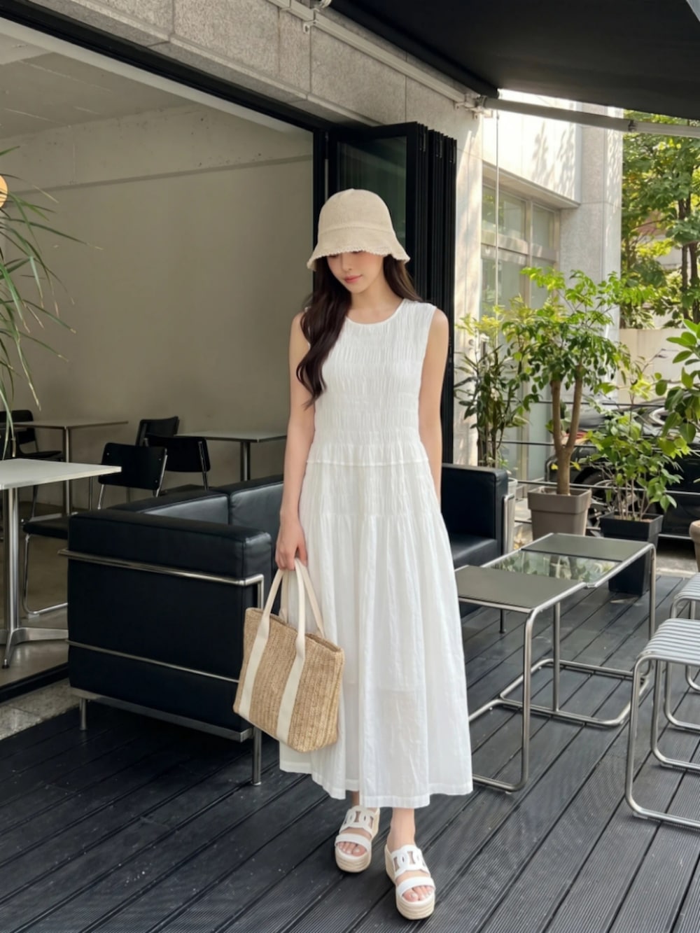 ホワイト系のワンピース/ドレスを着用したレディースの夏コーディネートの4枚目の写真