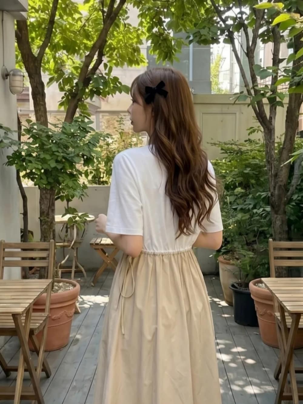 ベージュ系のワンピース/ドレスを着用したレディースの夏コーディネートの2枚目の写真