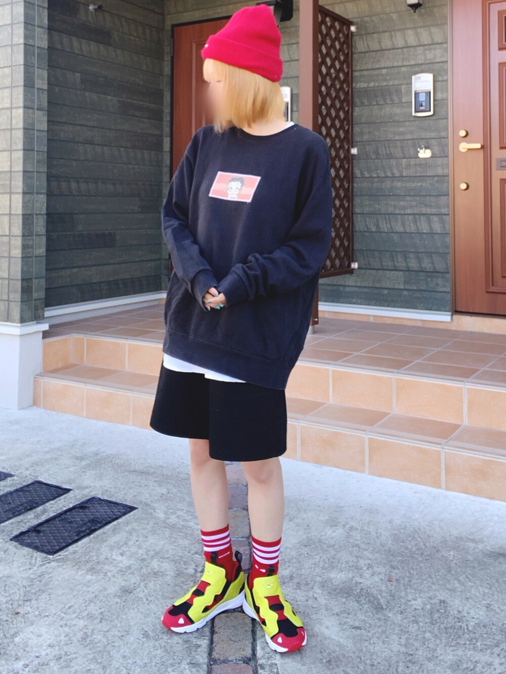 ブラック系のスウェットパンツ、イエロー系のスニーカー、レッド系のニットキャップ/ビーニーを着用したレディースの秋コーディネートの2枚目の写真