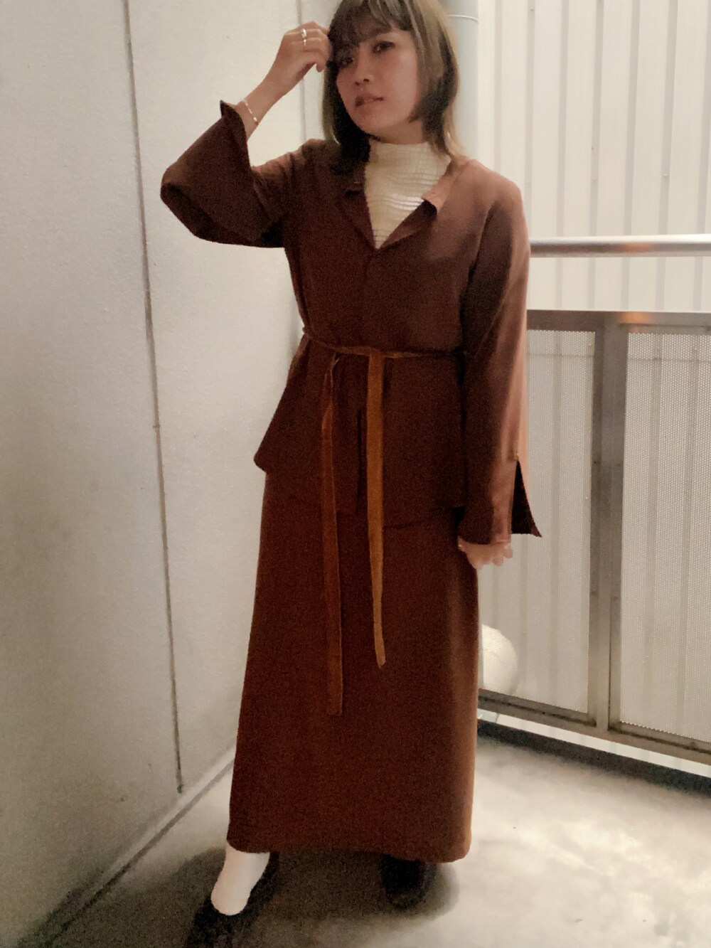 「秋のコーデ、オトナ女子、大人コーデ、お出かけコーデ、低身長コーデ、ブラウン、ベロア、セットアップ、ウエストマーク、AMERI、背中あき、スリット、秋冬コーデ、秋冬、ootd」|「AmeriのBACK OPEN SET UP DRESS(ワンピース、ブラウン系)」を使った、えかさん(レディース・153cm)の秋コーディネートの2枚目の写真