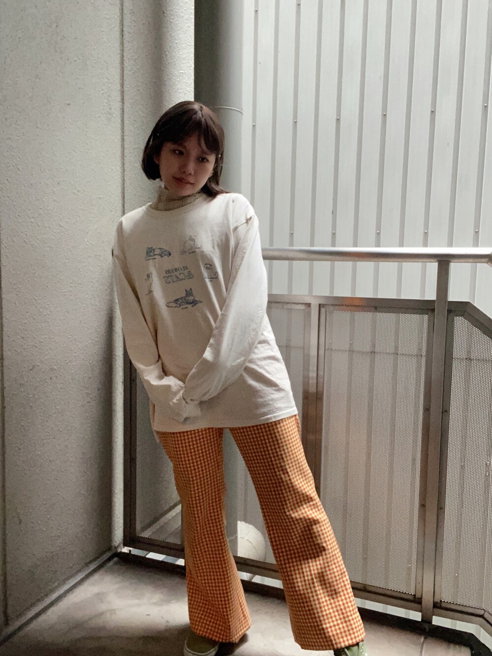 「チェック、スニーカー、カジュアル、ハイネック、オレンジ、オーバーサイズ、チェックパンツ、ウィッグ、ネコ、ゆるコーデ、秋冬コーデ、おしゃれさんと繋がりたい、いいね、save、フォローお願いします🤑、wearhalloween2021、秋トレンド2021」｜「MAISON SPECIALのフレアイージーパンツ【MAISON SPECIAL/メゾンスペシャル】（その他パンツ、オレンジ系）」を使った、えかさん（レディース・153cm）の秋コーディネートの2枚目の写真