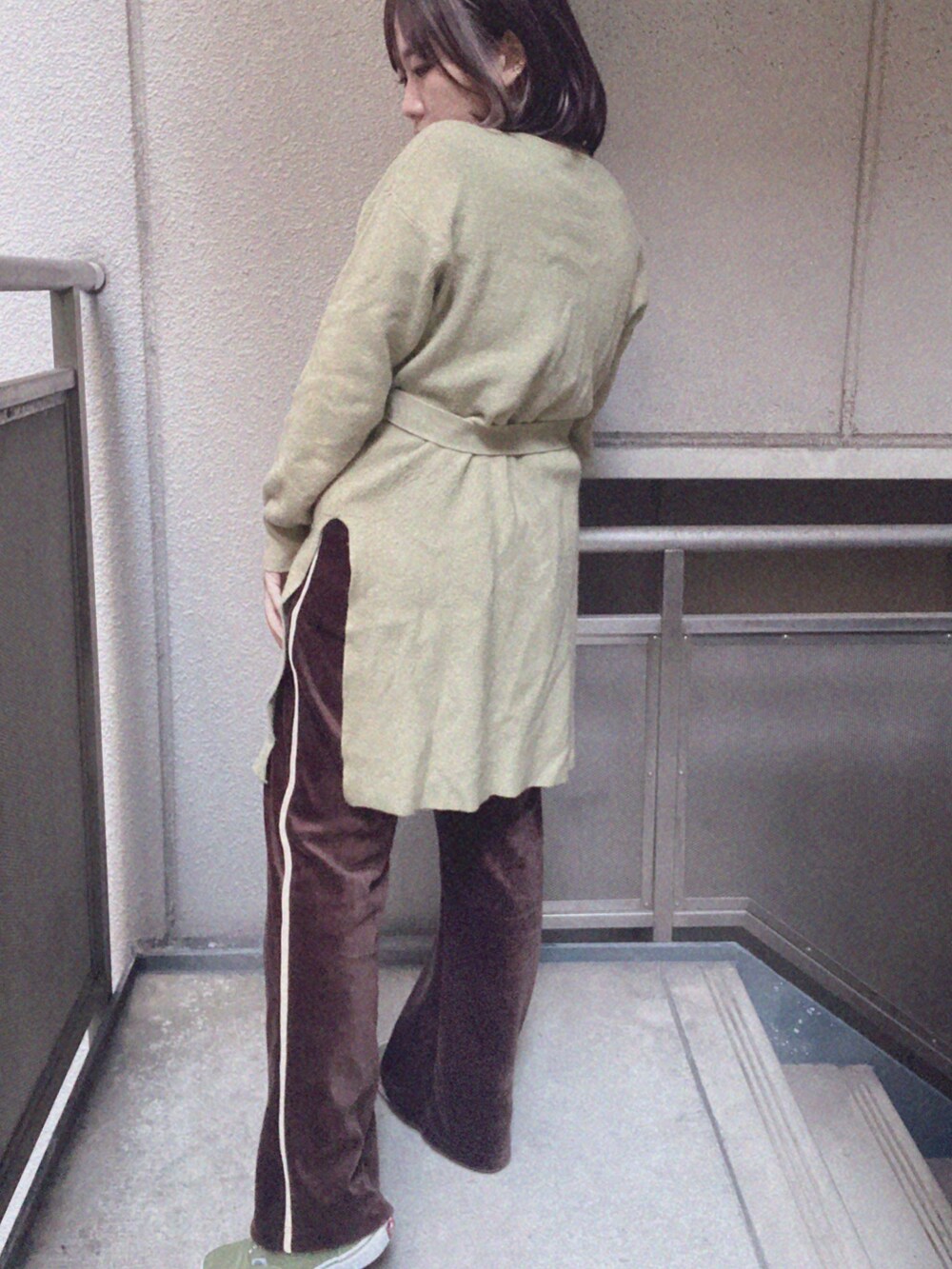 「着回しコーデ、ラクチンコーデ、ジャージ、ラインパンツ、カジュアルコーデ、VANS、GU、ベロア、ootd、低身長、低身長コーデ、ハイネック、ハイネックニット、ニット、グリーン」｜「GUのアイテム（ニット/セーター、グリーン系）」を使った、えかさん（レディース・153cm）の冬コーディネートの2枚目の写真