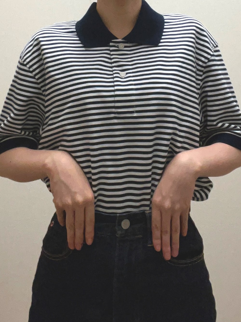 ブルー系のポロシャツ、ブルー系のデニムパンツを着用したレディースの夏コーディネートの2枚目の写真