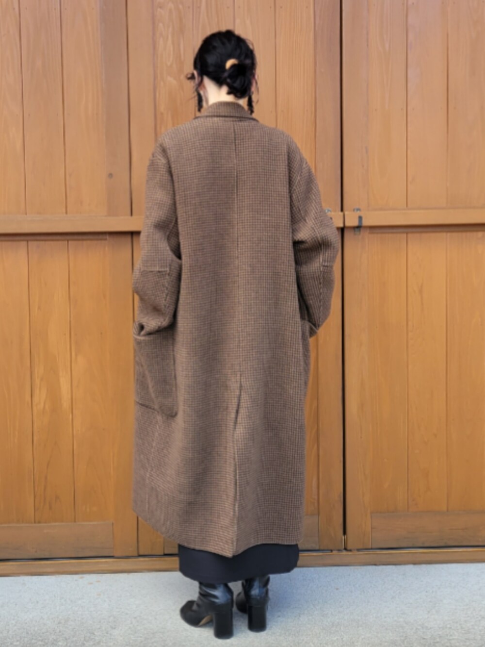 「シアートップス、ブラウス、タイトスカート、ブラック、ブーツ、ビスチェ、シンプルコーデ」｜「select MOCA by misatoの2022 SS バンドカラージャガードレースブラウス（シャツ/ブラウス、ホワイト系）」を使った、さおりんこさん（レディース・165cm）の春コーディネートの2枚目の写真