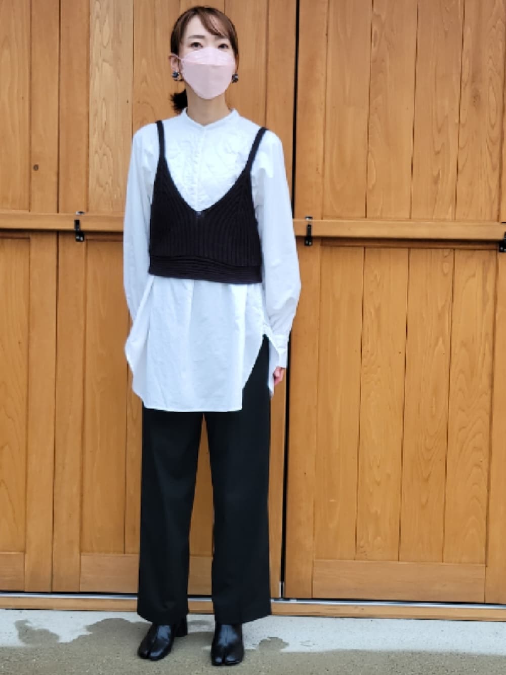 ホワイト系のシャツ/ブラウス、ブラック系のトップス、ブラック系のパンツを着用したレディースの夏コーディネートの2枚目の写真
