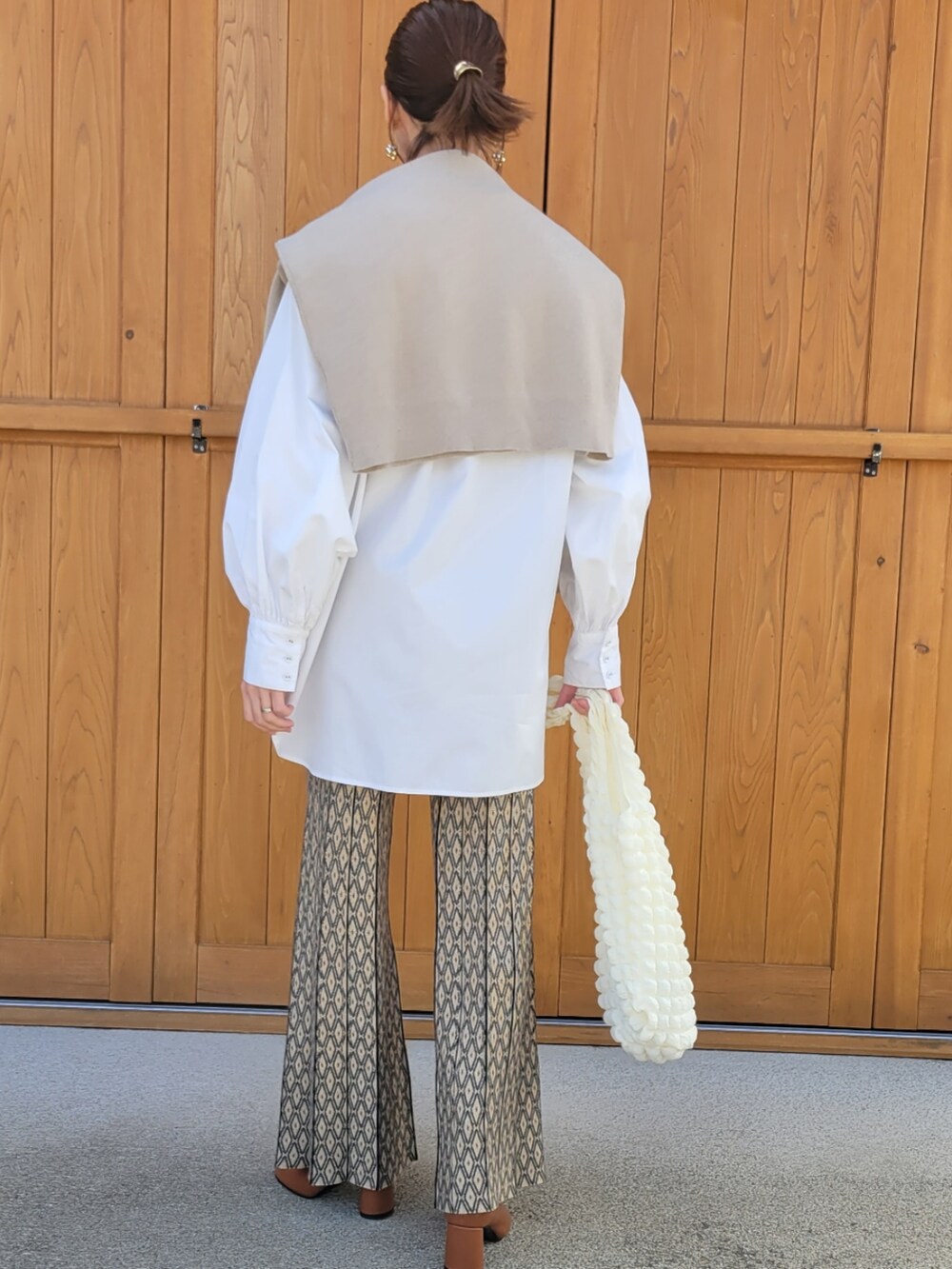 「春服デビュー宣言、カジュアルコーデ、#春コーデ、シンプル、ブラウス、ホワイト、足袋ブーツ、ポコポコ、TODAYFUL、ショートブーツ」｜「Ungridのバックオープンドレスシャツ（シャツ/ブラウス、ホワイト系）」を使った、さおりんこさん（レディース・165cm）の春コーディネートの3枚目の写真