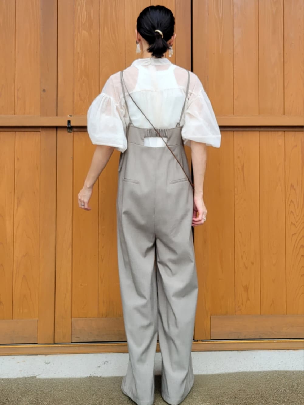 ベージュ系のシャツ/ブラウス、グレー系のサロペット/オーバーオール、シルバー系のパンプスを着用したレディースの秋コーディネートの2枚目の写真