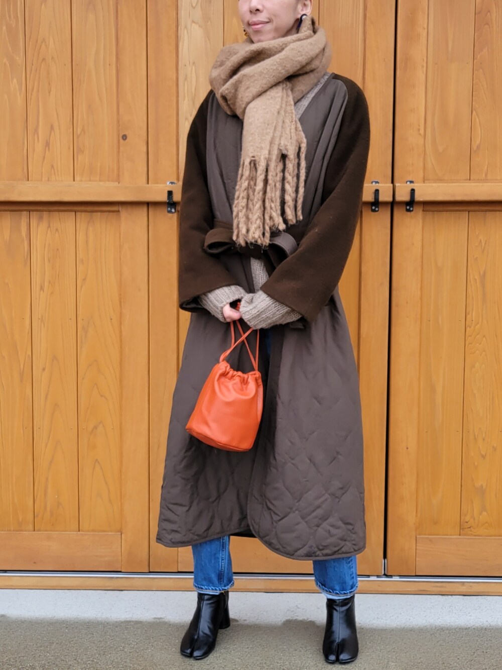「休日コーデ、デニム、足袋ブーツ、ロングコート、ショートブーツ」｜「GOHOBIhandmadeのアイテム（ピアス（両耳用）、その他）」を使った、さおりんこさん（レディース・165cm）の春コーディネートの3枚目の写真