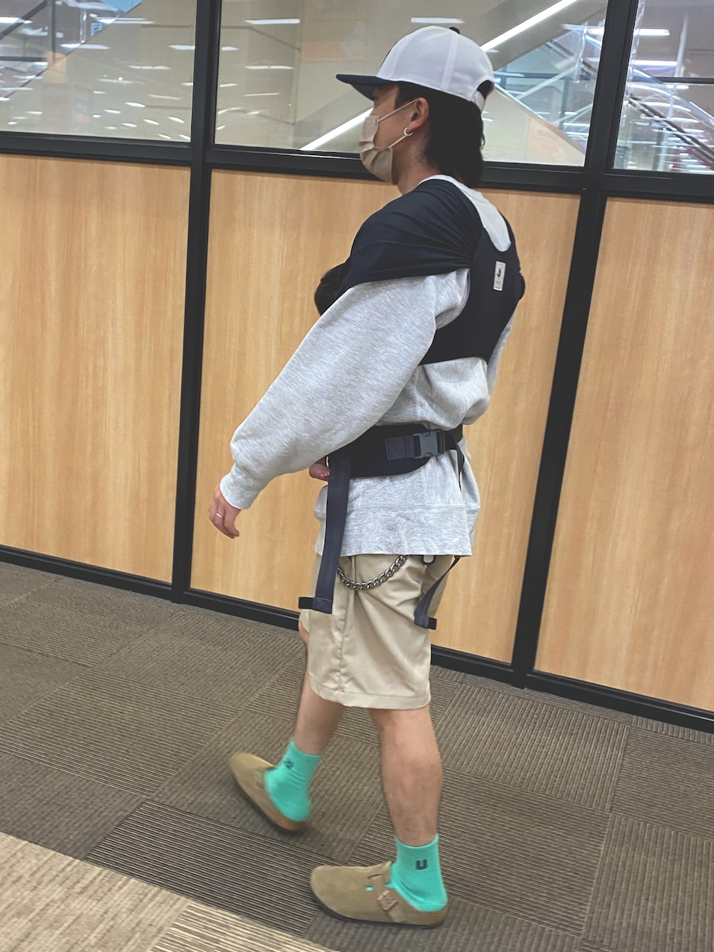 「REVERSE WEAVE、リバースウィーブ、REDKAP、shorts、ハーフパンツ、スウェット、birkenstock、boston、universaloverall、ユニバーサルオーバーオール、ベースボールキャップ、キャップ、中日ドラゴンズ、暑いの寒いの」｜「Championのアイテム（スウェット、グレー系）」を使った、ひかるさん（メンズ・165cm）の秋コーディネートの2枚目の写真