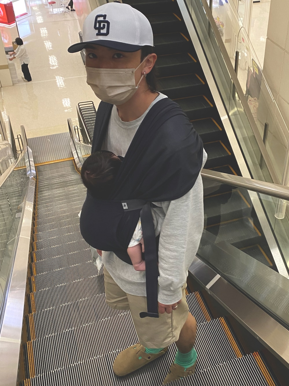 「REVERSE WEAVE、リバースウィーブ、REDKAP、shorts、ハーフパンツ、スウェット、birkenstock、boston、universaloverall、ユニバーサルオーバーオール、ベースボールキャップ、キャップ、中日ドラゴンズ、暑いの寒いの」｜「Championのアイテム（スウェット、グレー系）」を使った、ひかるさん（メンズ・165cm）の秋コーディネートの3枚目の写真