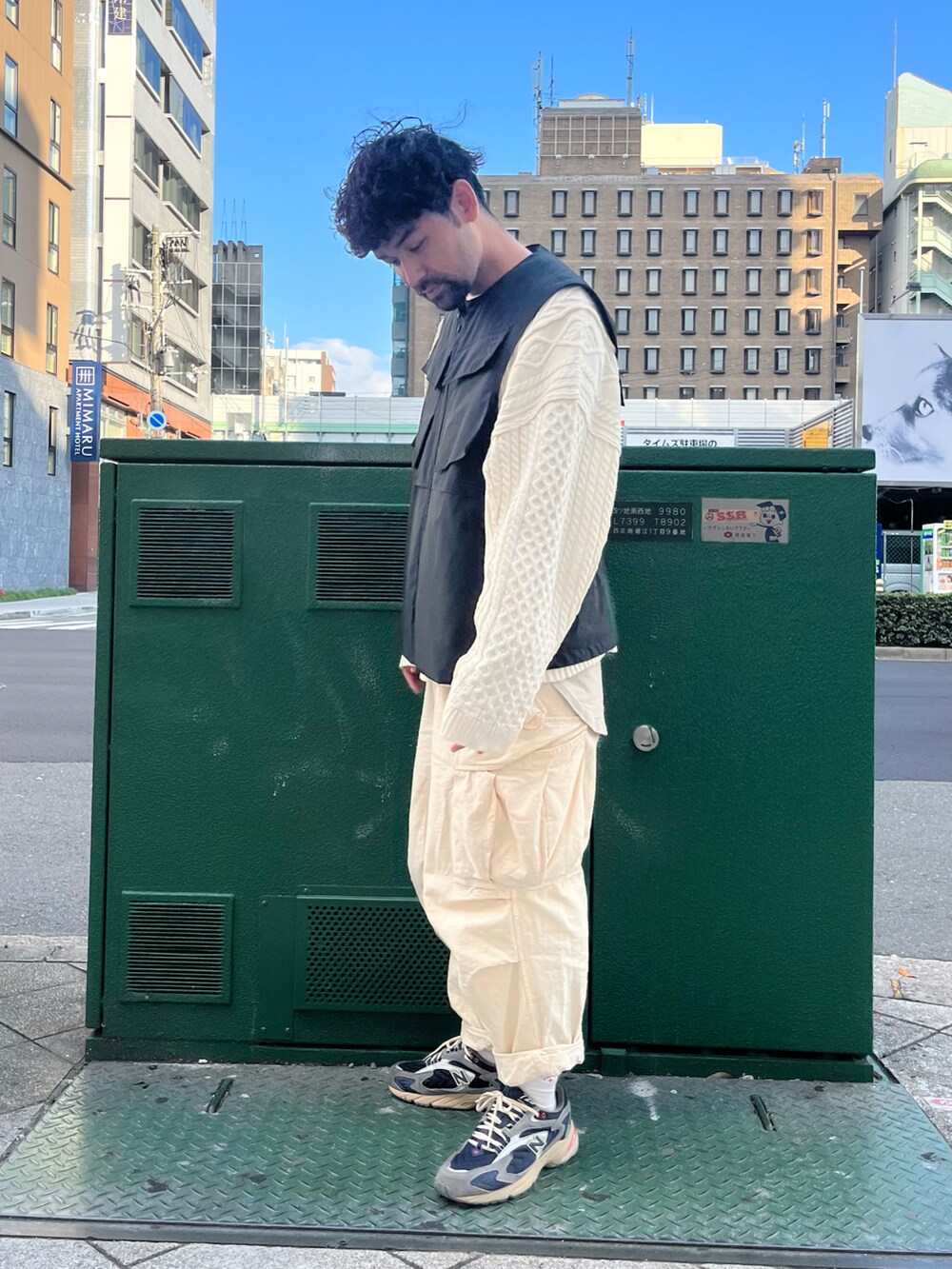 ホワイト系のニット/セーター、ホワイト系のニット/セーター、ホワイト系のニット/セーターを着用したメンズの秋コーディネートの2枚目の写真