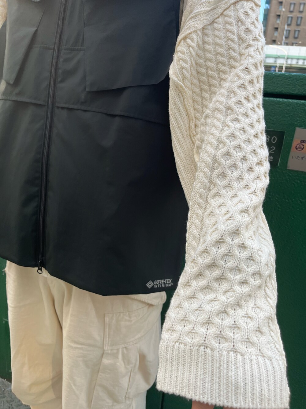 ホワイト系のニット/セーター、ホワイト系のニット/セーター、ホワイト系のニット/セーターを着用したメンズの秋コーディネートの3枚目の写真