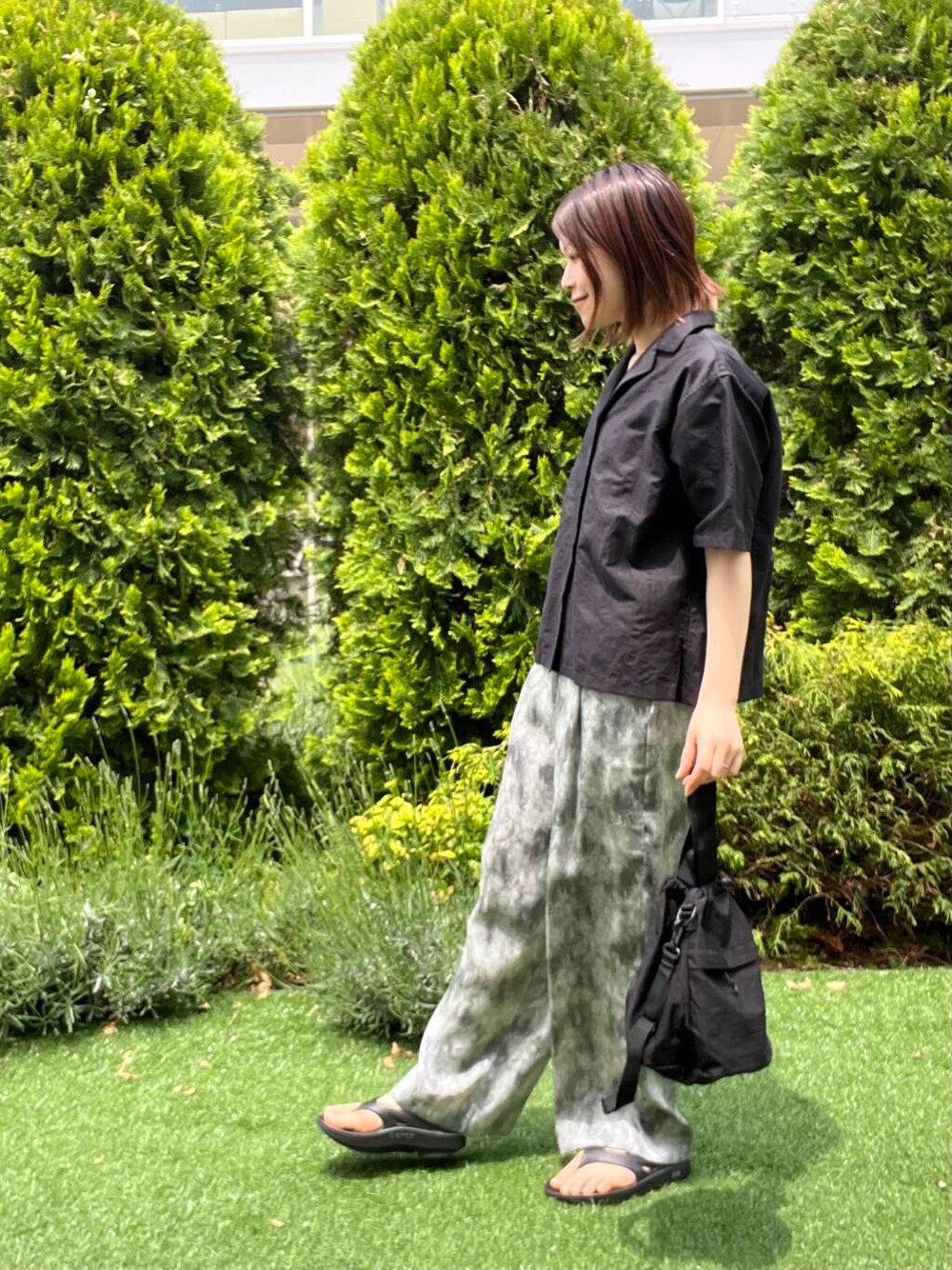 ブラック系のショルダーバッグ、ブラック系のサンダル、ブラック系のシャツ/ブラウスを着用したレディースの春コーディネートの4枚目の写真