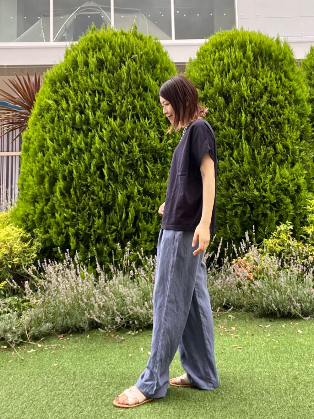 ブルー系のTシャツ/カットソー、ベージュ系のトートバッグ、ブルー系のその他パンツを着用したレディースの夏コーディネートの6枚目の写真