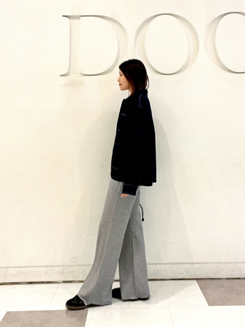 ブルー系のその他パンツ、ブラック系のスニーカー、ホワイト系のTシャツ/カットソーを着用したレディースの冬コーディネートの4枚目の写真