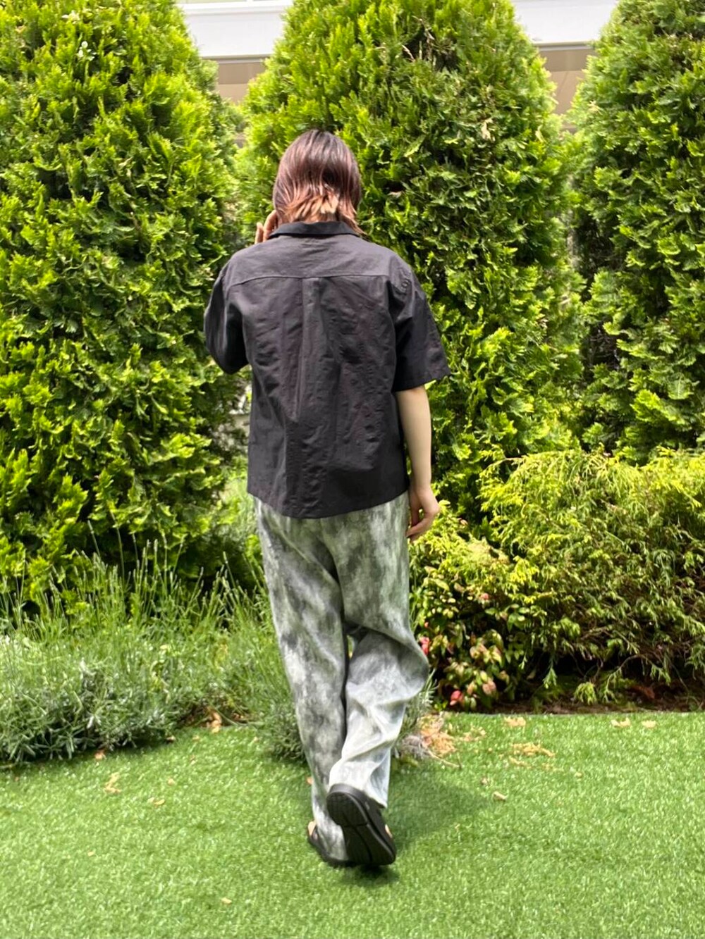 ブラック系のショルダーバッグ、ブラック系のサンダル、ブラック系のシャツ/ブラウスを着用したレディースの春コーディネートの5枚目の写真