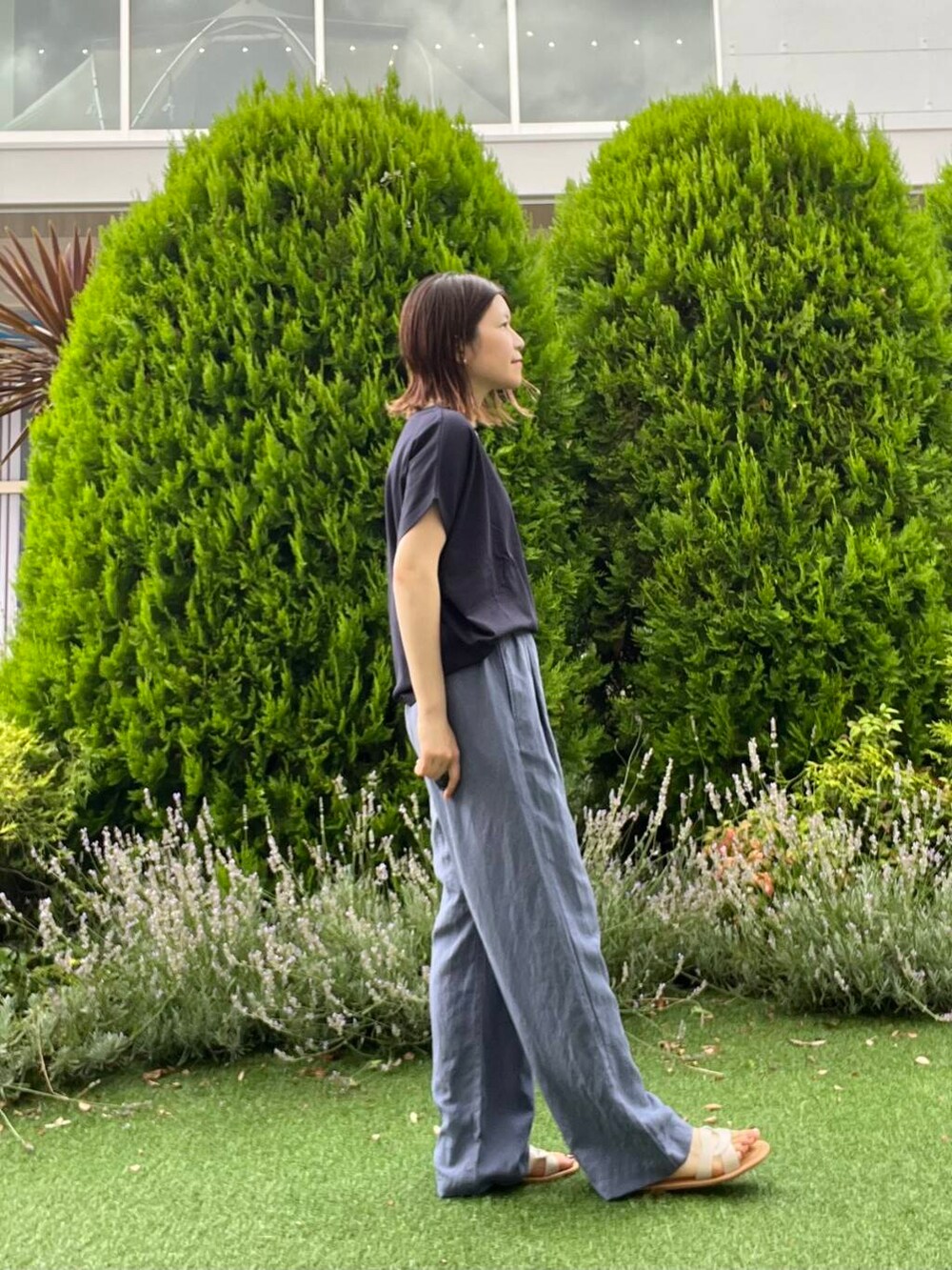 ブルー系のTシャツ/カットソー、ベージュ系のトートバッグ、ブルー系のその他パンツを着用したレディースの夏コーディネートの3枚目の写真