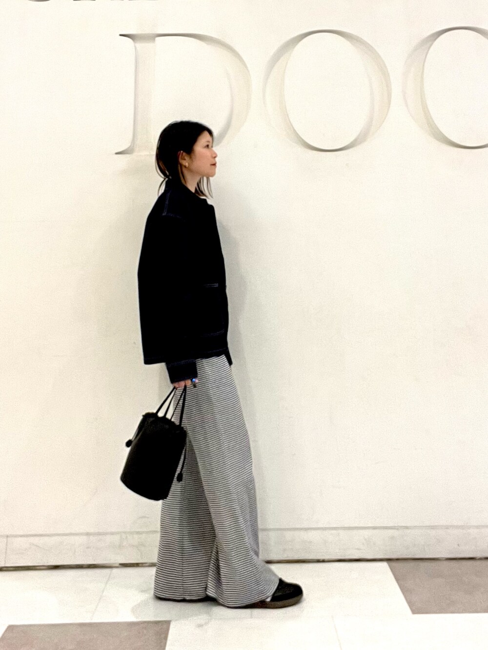 ブルー系のその他パンツ、ブラック系のスニーカー、ホワイト系のTシャツ/カットソーを着用したレディースの冬コーディネートの2枚目の写真