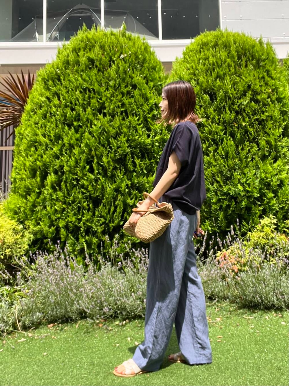 ブルー系のTシャツ/カットソー、ベージュ系のトートバッグ、ブルー系のその他パンツを着用したレディースの夏コーディネートの2枚目の写真