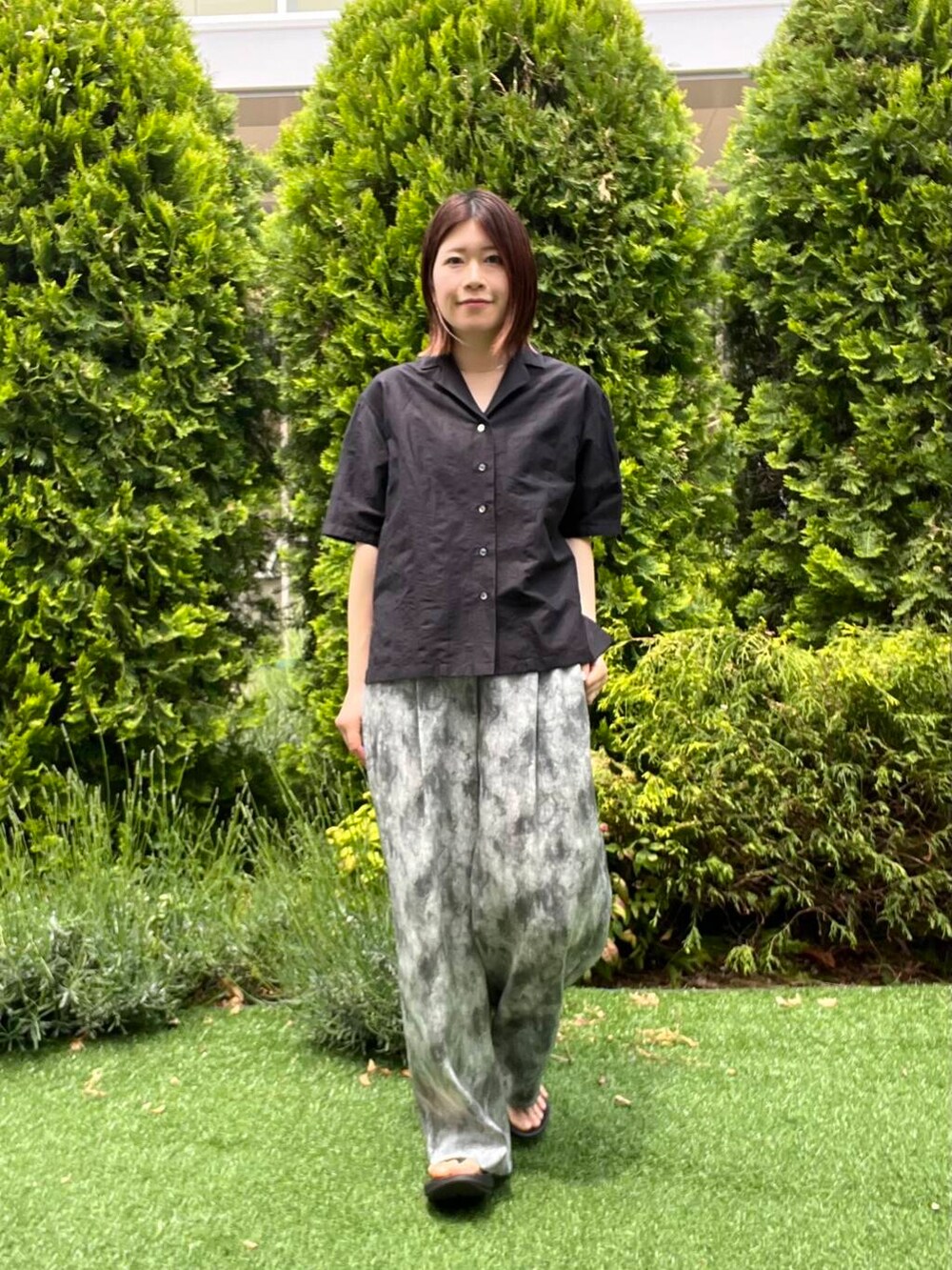 ブラック系のショルダーバッグ、ブラック系のサンダル、ブラック系のシャツ/ブラウスを着用したレディースの春コーディネートの3枚目の写真