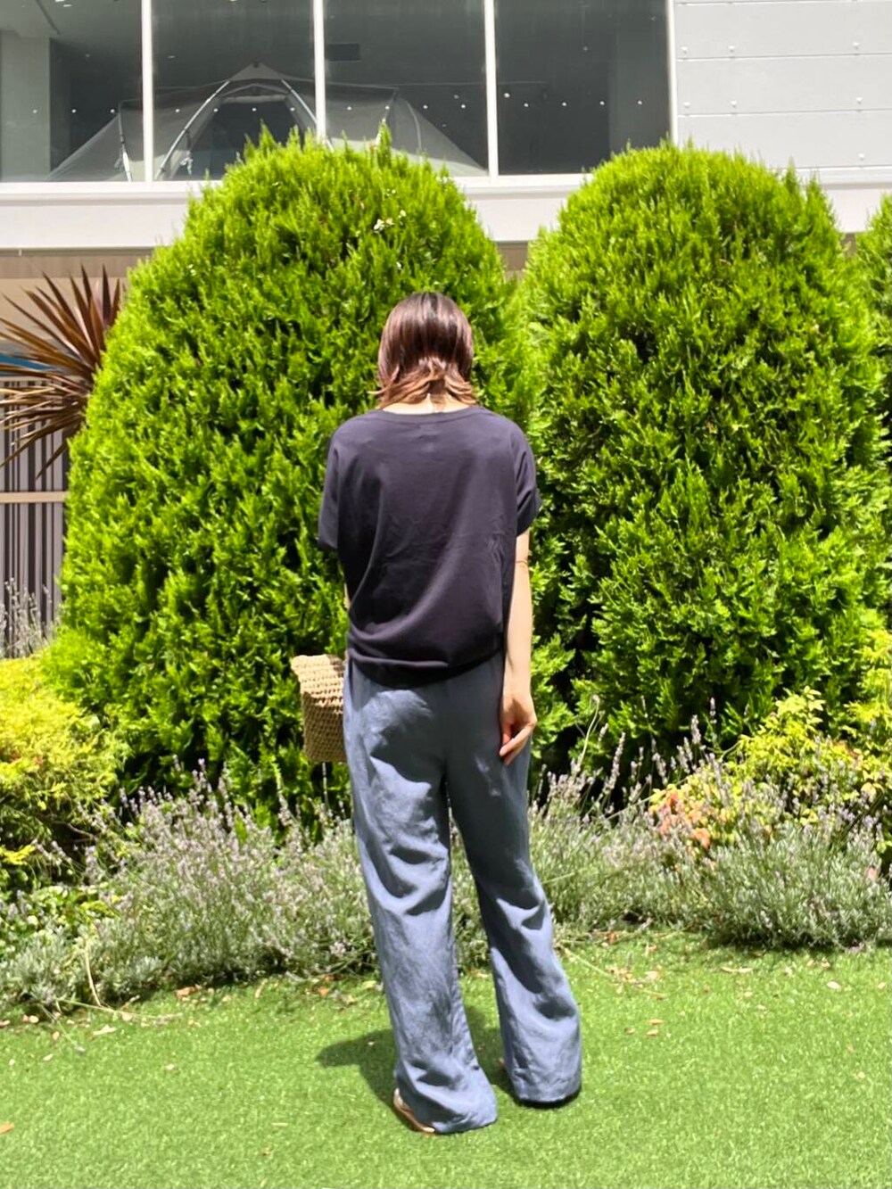 ブルー系のTシャツ/カットソー、ベージュ系のトートバッグ、ブルー系のその他パンツを着用したレディースの夏コーディネートの4枚目の写真