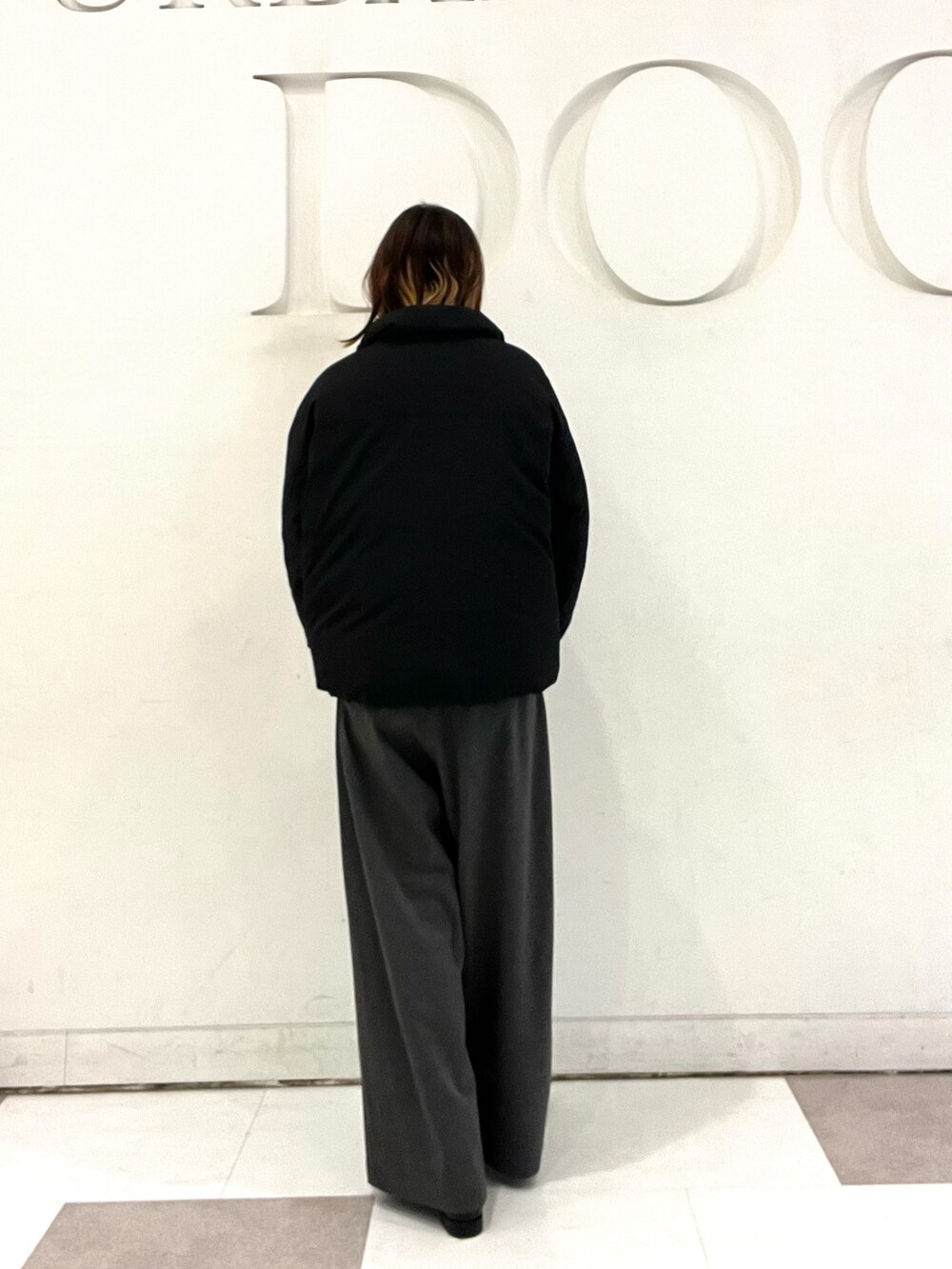 ピンク系のニット/セーター、グレー系のその他パンツ、ブラック系のブーツを着用したレディースの冬コーディネートの4枚目の写真