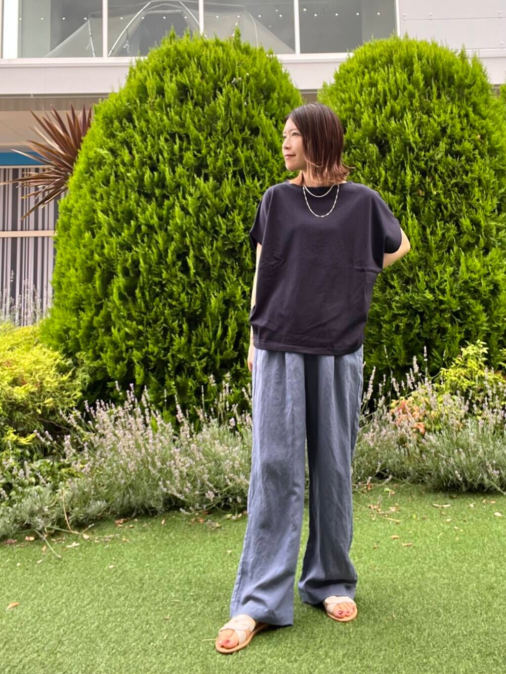 ブルー系のTシャツ/カットソー、ベージュ系のトートバッグ、ブルー系のその他パンツを着用したレディースの夏コーディネートの5枚目の写真