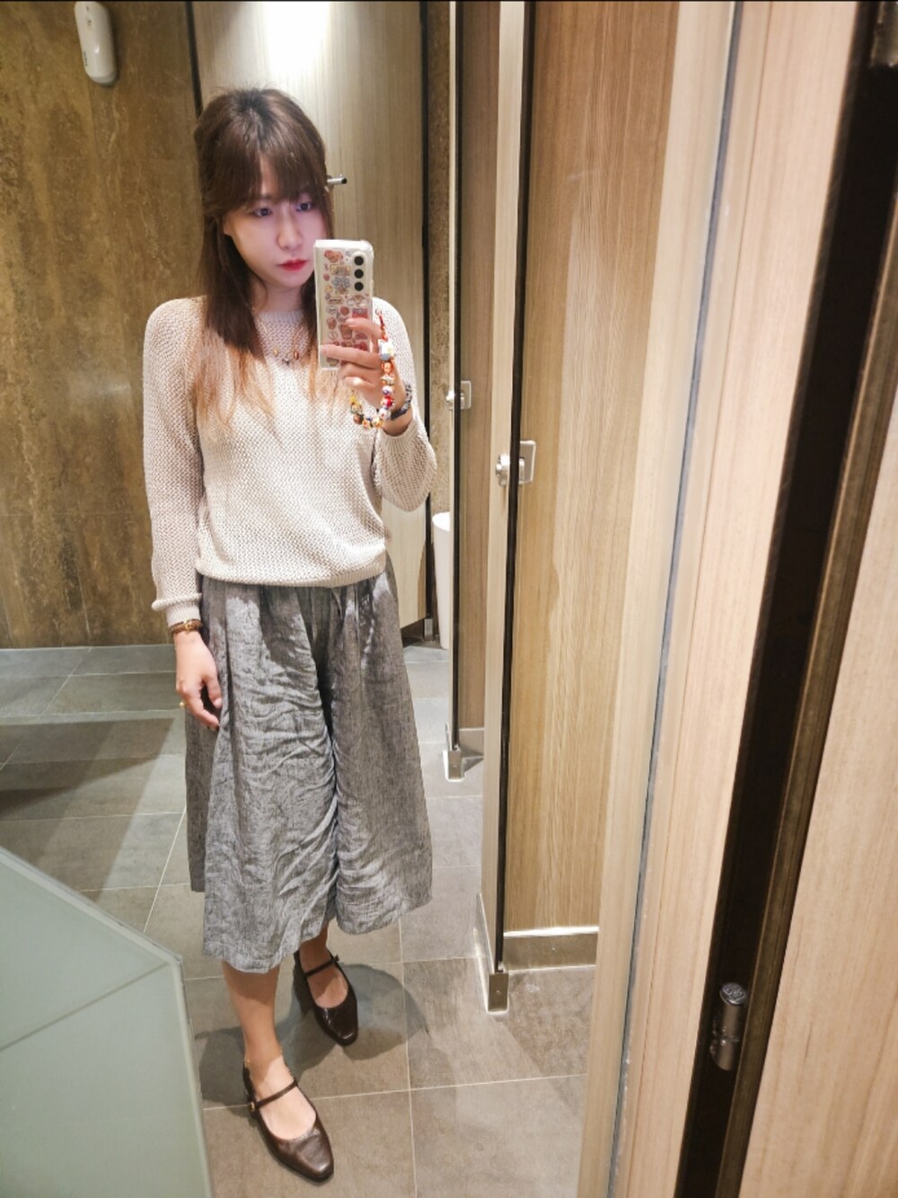 「UNIQLO、ootd、Saint Laurent」｜「UNIQLOのアイテム（ニット/セーター、ベージュ系）」を使った、T i n a.さん（レディース・165cm）の春コーディネートの2枚目の写真