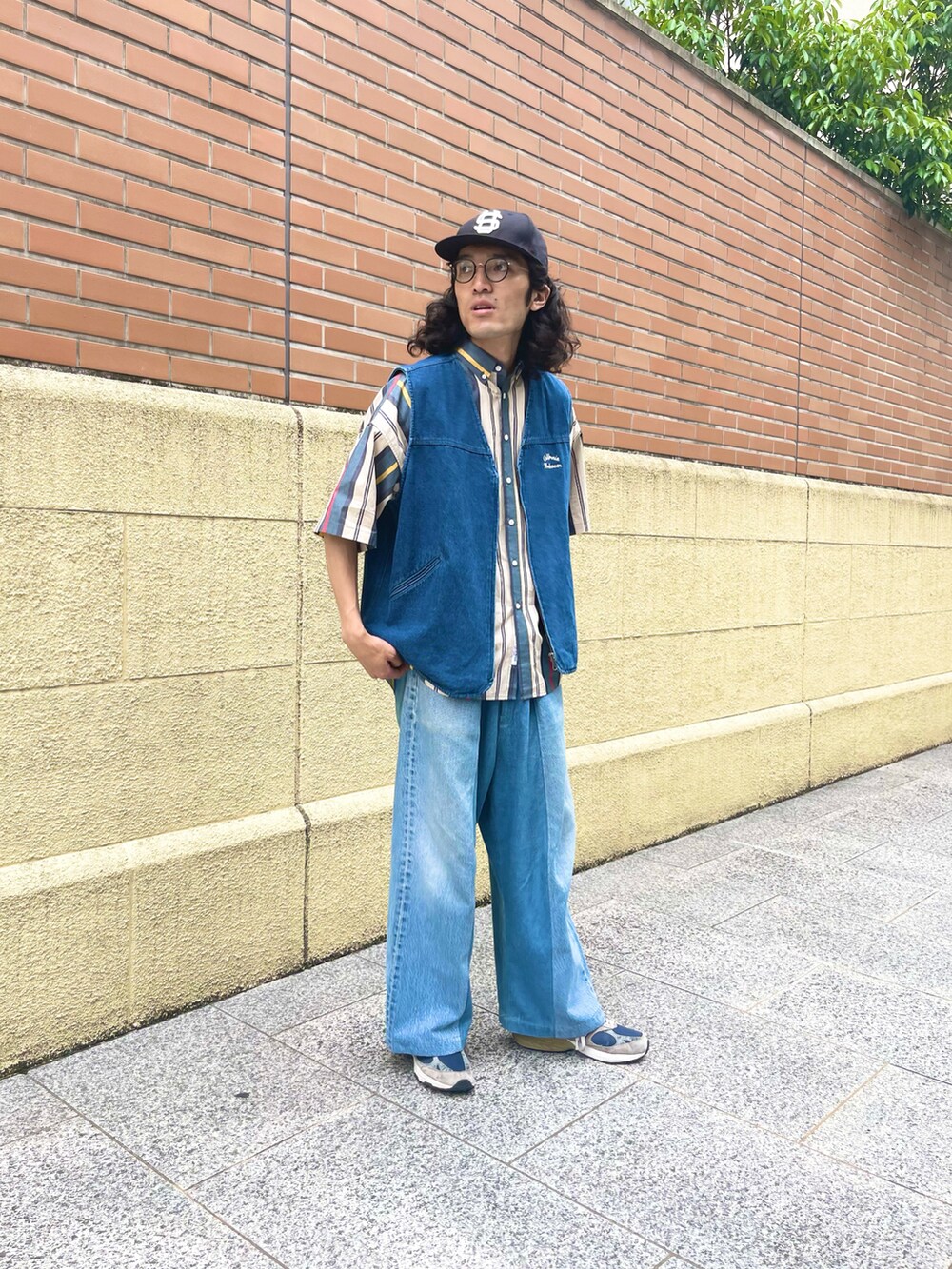 ベージュ系のシャツ/ブラウス、ブルー系のデニムパンツ、グレー系のスニーカーを着用したメンズの春コーディネートの2枚目の写真