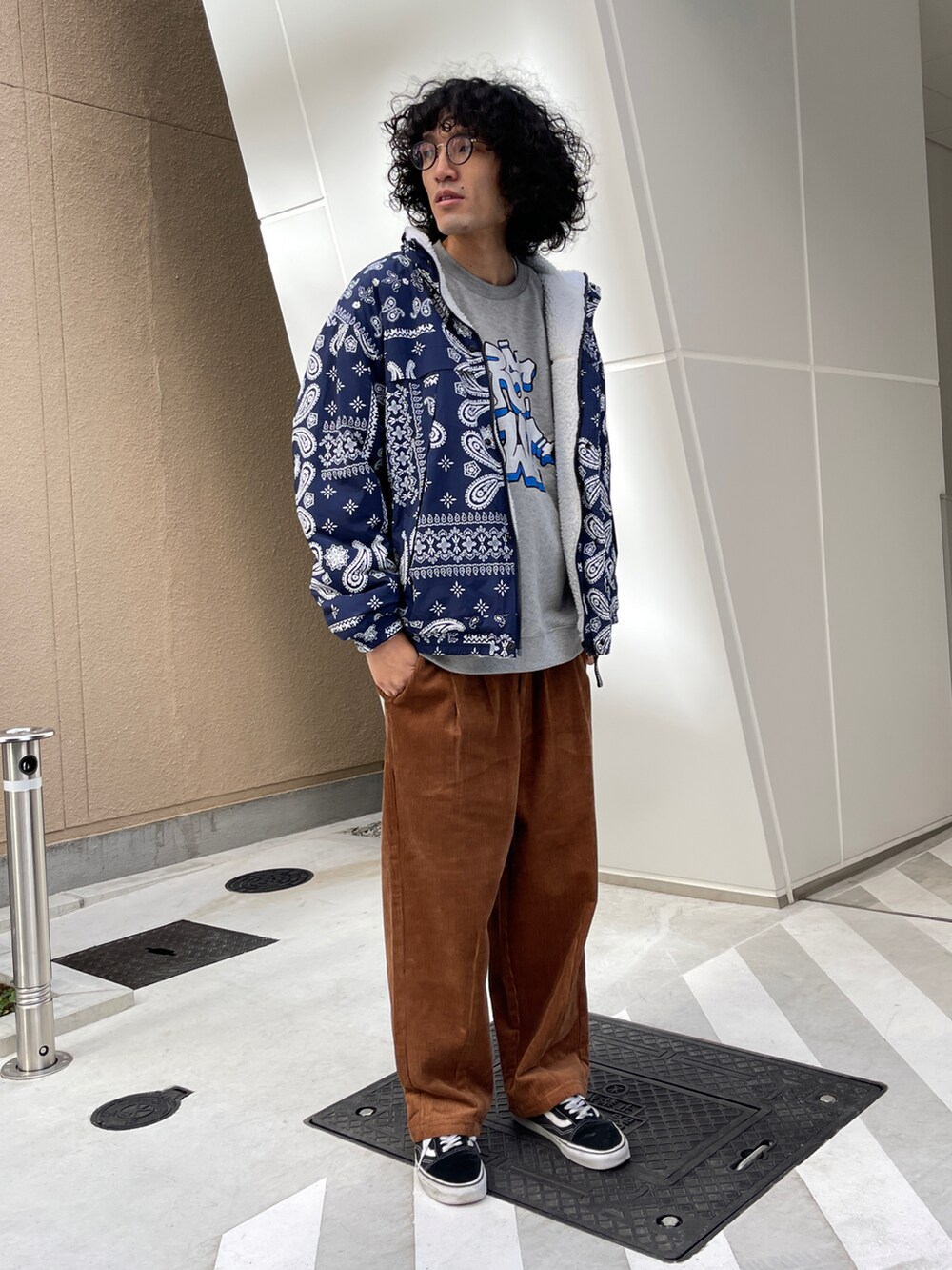 ブラウン系のその他パンツ、グレー系のスウェット、ホワイト系のブルゾンを着用したメンズの秋コーディネートの2枚目の写真