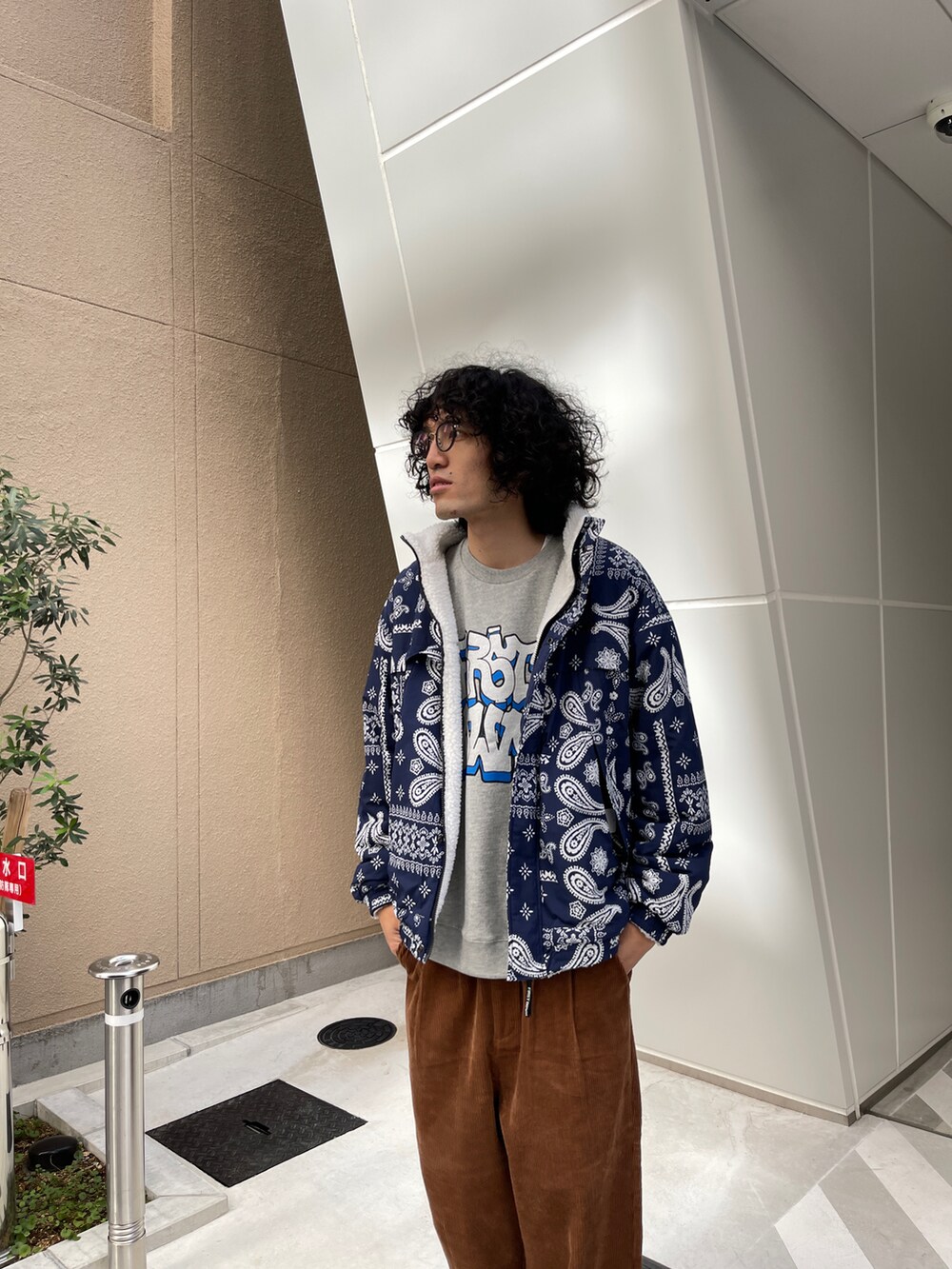 ブラウン系のその他パンツ、グレー系のスウェット、ホワイト系のブルゾンを着用したメンズの秋コーディネートの3枚目の写真